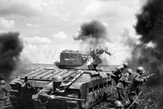 Ww2 Photo Red Army Soldiers,  Under Cover Of The Matilda Tank,  Go To The Att 991