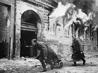 Wwii Photo Soviet Machine - Gunners Are Advancing Along The Burning World War/18q
