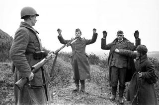Wwii Photo German Soldiers Surrender To The Red Army Soldiers World War/ 368
