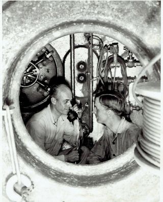 1931 Press Photo Us Navy Officer Allan Mccann Test Rescue Chamber For Submarines