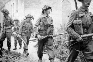 Ww2 - Photo - Les Royal Scot Fusiliers Progressent Dans Caen