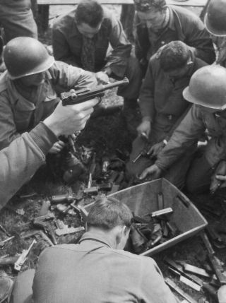 Wwii Photo Us Soldiers Inspecting Captured German Pistols In Berchtesgaden/6t