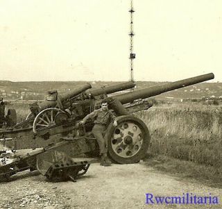 War Booty Us Army Soldier Posed By Captured German Sfh.  18 15cm Artillery Gun