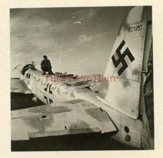 Wwii Photo - Us Gi & Captured German Junkers Ju 88 Bomber Plane W/ Camo (621353)
