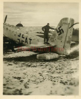 Wwii Photo - Us Gi W/ Captured German Junkers Ju 88 Bomber Plane (tail 62295)