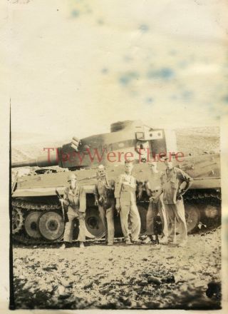 Wwii Photo - Us Gis W/ Captured German Panzerkampfwagen Tiger Tank (no.  111) - 1