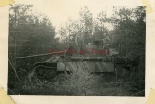 Wwii Photo - 1st Armored Division - Captured German Panther V Tank W/ Us Gis - 2