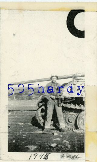 WWII US GI Photo - 81st Engineer GIs On US Captured German Panther Tank w/ MP44 4