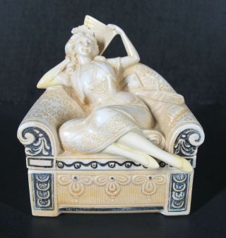 Antique Porcelain Art Nouveau Lady W/fan & Hair Comb In Lounge Chair Box Yqz