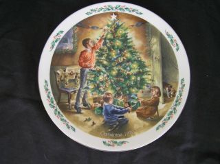 Royal Doulton " The Finishing Touch " Family Christmas Plate 1990