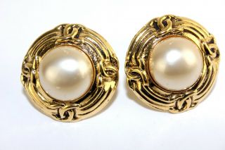 Auth Chanel Cc Logo Gold Tone Clip - On Ear Ring Earring With Pearl France Vintage