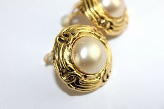 Auth CHANEL CC Logo Gold Tone Clip - on Ear Ring Earring with Pearl France Vintage 2