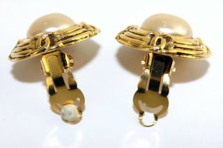 Auth CHANEL CC Logo Gold Tone Clip - on Ear Ring Earring with Pearl France Vintage 3