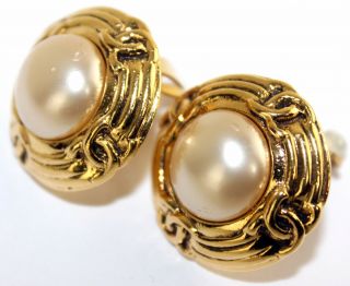 Auth CHANEL CC Logo Gold Tone Clip - on Ear Ring Earring with Pearl France Vintage 4