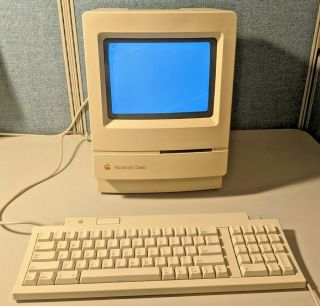 Vintage Apple Macintosh Classic M0435 Computer With Keyboard & Mouse