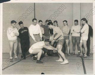 1930 Columbia Lions Football Coach Lou Little Teaching Tackling Press Photo