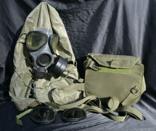 Vintage Us Military Chemical Gas Mask M/l M40 / M42 Series W/extras Medium