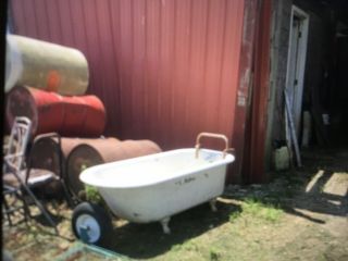 Antique Claw Foot Bath Tub Cast Iron Vintage With Claw Feet.  Local Pick Up Only.