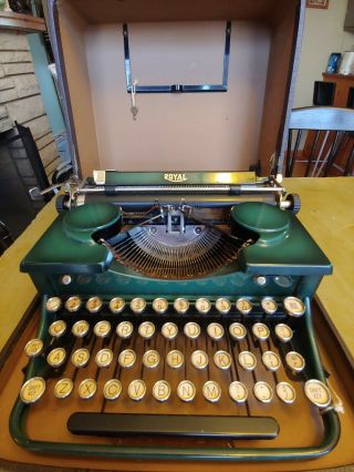 Vintage Antique Royal Typewriter With Case