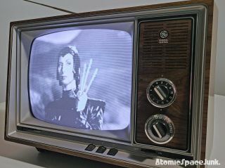 Ge Vintage Television Set 12 " B&w Tv 1981 Retro Angular Walnut Cabinet