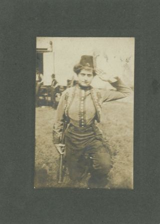 WOMAN SALUTES WITH RIFLE GUN ARTILLERY WEAPON IN HAND CDV CABINET CARD PHOTO 3