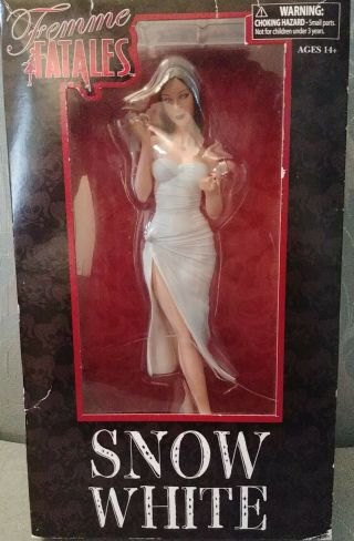 Snow White Femme Fatales Statue Figure Diamond Select Fables Grimm Faerie Tales