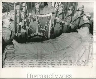 1961 Press Photo 5th Virginia Infantry Salute Tome Of Robert E Lee,  Virginia