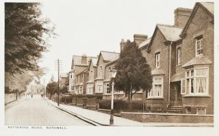 Kettering Road,  Rothwell,  Northants.  Vintage Postcard - Local Publisher
