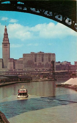 Carol Diane On Cuyahoga River Terminal Group Terminal Tower - Vintage Post Card
