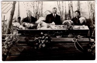1930 - S Man In Open Coffin,  Girl,  Wife,  Photo Post Mortem Europe