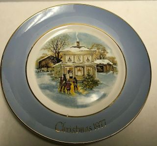 Avon 1977 Christmas Plate " Carollers In The Snow " By Enoch Wedgwood England