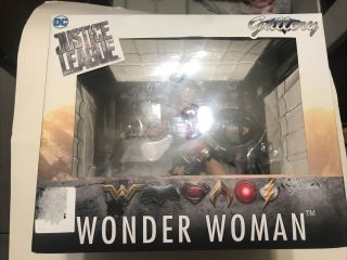 Diamond Select Toys Dc Gallery: Justice League Wonder Woman Pvc Vinyl