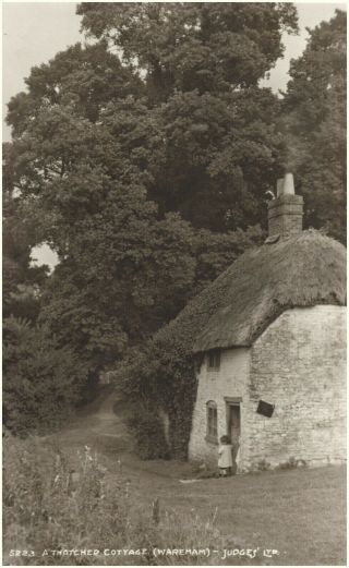 Vintage Postcard Showing A Girl By A Thatched Cottage At Wareham,  Dorset