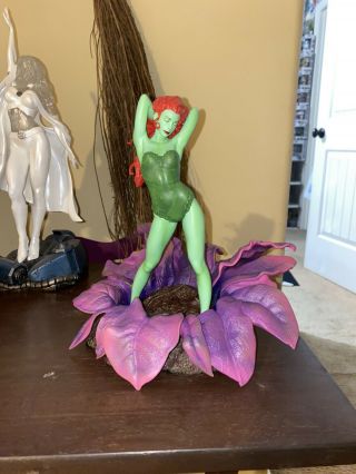 Diamond Select: Dc Gallery Batman - Poison Ivy Pvc Diorama Figure Statue Gamestop