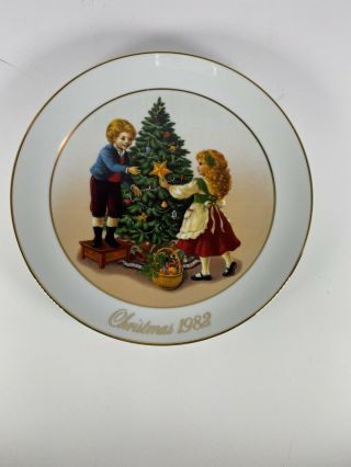 1982 Avon Christmas Memories Keeping The Christmas Tradition Plate 22k Gold 10”