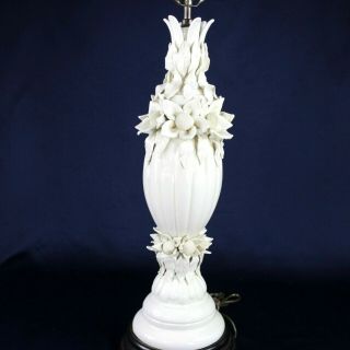 VINTAGE PORCELAIN WHITE MAJOLICA POTTERY TABLE LAMP WITH APPLIED LEAVES FLOWERS 3