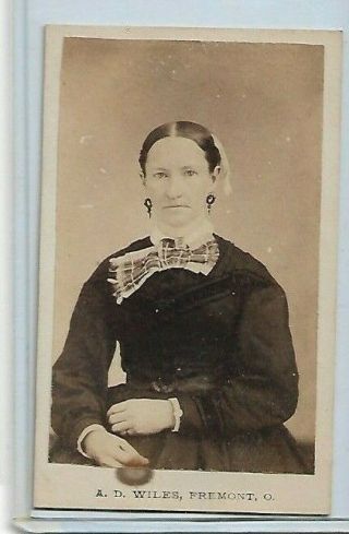 Vintage Cdv - Unidentified Woman Photo By A D Wiles,  Fremont,  Ohio (3673)