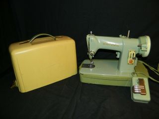 Vintage Singer 185j Sewing Machine With Case