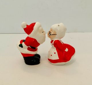 Vintage 1984 Lefton Kissing Santa And Mrs Claus Salt & Pepper Shakers 237a