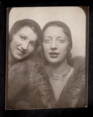 Gorgeous Sexy Flapper Women Private Lesbian Snuggle 1920s Photobooth Photo
