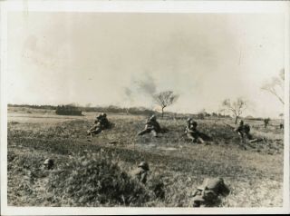 1932 Press Photo Japanese Soldiers Fire At Chinese Forces Near Shanghai