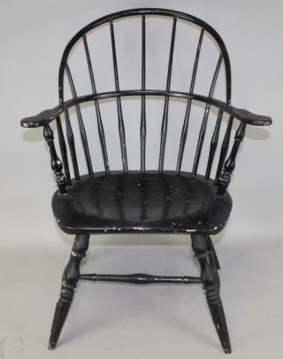 A Bold 18th C Connecticut " Tracy School " Sackback Windsor Armchair In Old Paint