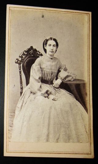 ANTIQUE CIVIL WAR ERA CDV PHOTO YOUNG WOMAN IN LOVELYCHECKED DRESS WORCESTER MA 2