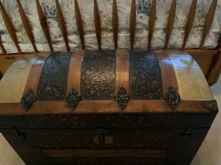 ANTIQUE 19c.  DOME TOP PRESSED TIN STEAMER TRUNK 4