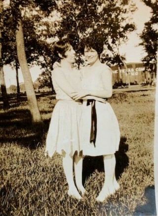Antique Snapshot Photo 2 Pretty Sexy Flapper Women Hugging 1920s Texas