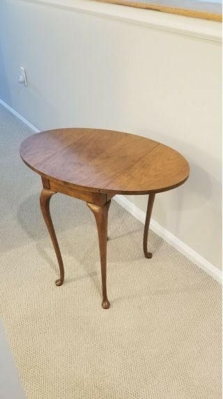 Baker Petite Walnut 18th Century Style Queen Anne Drop Leaf Occasional End Table