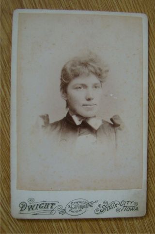 Antique Cabinet Card Photo Young Woman Sioux City Iowa F.  E.  Dwight Photographer