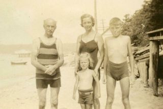 Kj45 Vtg Photo Father Swim Suit Trunks,  Family,  Setauket Long Island C 1937