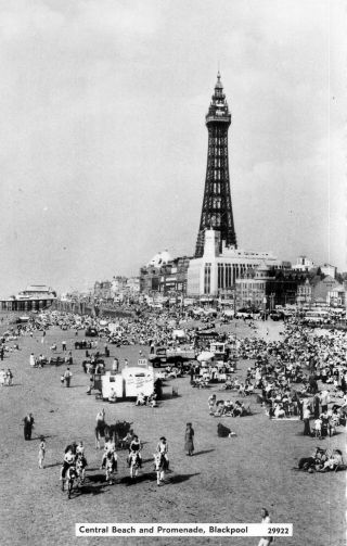Central Beach And Promenade,  Blackpool (rp) \\\ Vintage Postcard