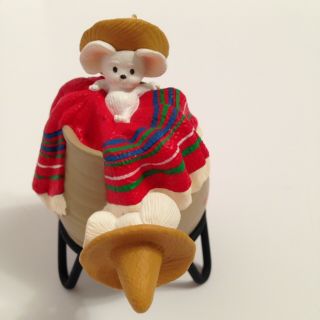 1996 Hallmark Keepsake Ornament Feliz Navidad Cute Mice W/ Blanket And Sombreros